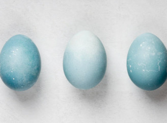 Як пофарбувати яйця в небесний колір за допомогою червоної капусти