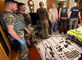 У Славутичі чоловік зберігав боєприпаси вдома: поліція вилучила арсенал