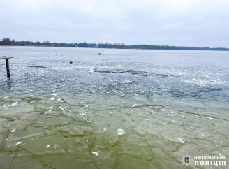 На Рівненщині трактор провалився під лід: водій загинув