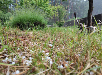 Стихія над Славутичем: коротка, але потужна злива з градом пройшла через місто та дачі в Мекшунівці