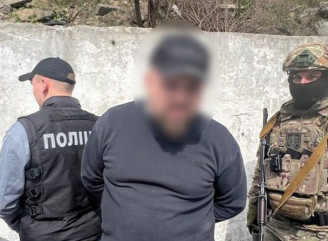 У Києві затримали чоловіка, який за 50 тисяч доларів оформлював фальшиві документи для виїзду за кордон