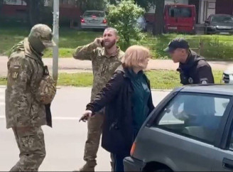 У Чернігові чоловіку, який наїхав на військового під час перевірки документів, повідомили про підозру