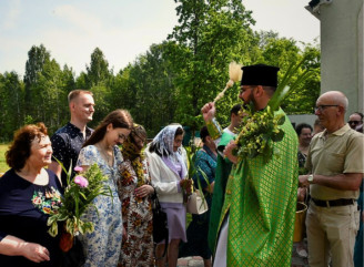 У Славутичі віряни відзначили Трійцю та освятили зелені обереги