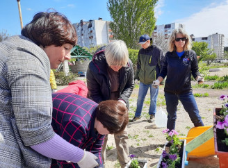 У Славутичі в Центрі «БлагоДар» провели екологічний квест і висадили квіти разом із Clean Futures Fund