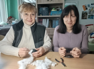 У бібліотеці Славутича майструють брелоки, килимки для притулків і допомагають військовим