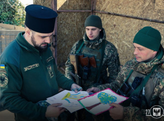 Капелан передав гвардійцям обереги від литовських дітей: «Це символ віри, яка тримає нас»