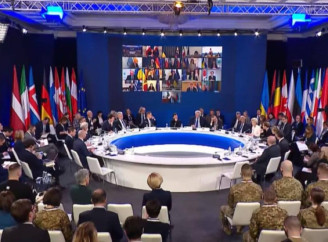 Санкції, ППО, бронемашини, боєприпаси: що містять нові пакети допомоги Україні від партнерів