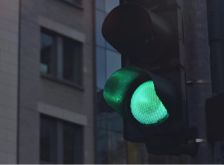 В Україні змінюють стандарт світлофорів: зелений колір стане смарагдовим