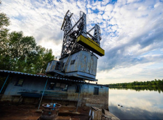 Занедбаний плавкран на Прип’яті став символом індустріального минулого зони відчуження