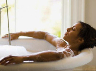 Як правильно приймати ванну, щоб максимально розслабитися: поради та секрети