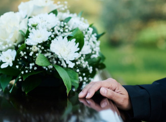 Чому не варто казати «нехай земля буде пухом»: справжнє значення фрази