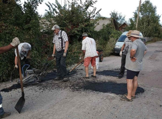 У Славутичі дачники з кооперативу «Озерне» продовжують власним коштом відновлювати дорогу на Мекшунівку