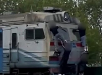 На Київщині підлітки влаштували небезпечну поїздку на електричці: поліція застерігає від зачепінгу