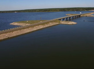 Армія росії вдарила по греблі Печенізького водосховища на Харківщині