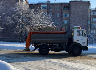 Негода у Славутичі ускладнила прибирання доріг: комунальники працюють майже цілодобово