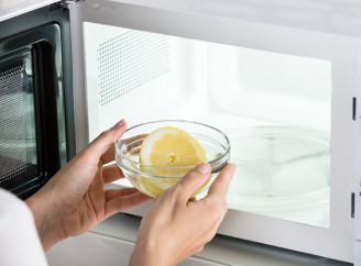 Як легко прибрати запах з мікрохвильовки