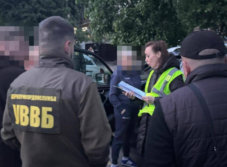 На Вінниччині вчительку географії викрили в організації незаконного виїзду чоловіків за кордон