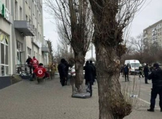 У Миколаєві жінка підійшла до групи військових з вибухівкою у сумці: загиблі та поранені