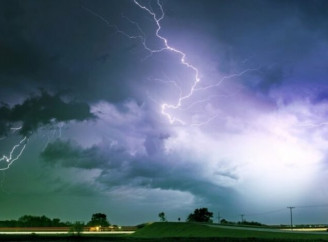 Увага! На Чернігівщині завтра очікуються грози та сильний вітер