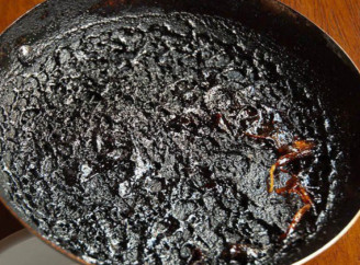 Як відчистити сковорідку від жиру та нагару звичайним чаєм