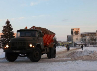 У Славутичі тимчасово не посипають частину доріг і тротуарів через поломку техніки