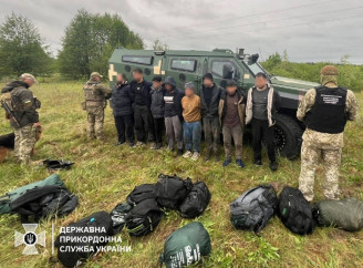 На Рівненщині затримали 8 афганців, які намагалися нелегально перетнути кордон з Білорусі