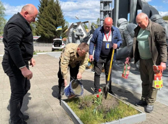 У Чорнобилі висадили троянди памʼяті до роковин аварії на ЧАЕС