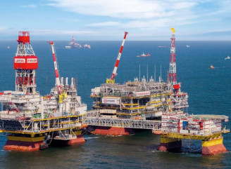 Українські дрони зупинили роботу великої нафтової платформи росії у Каспійському морі