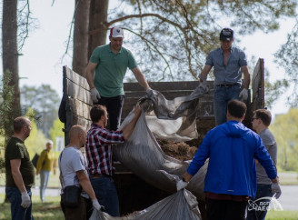 Працівники ЧАЕС долучилися до весняної толоки у Славутичі