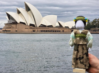 Мотанка зі Славутича біля Сіднейської опери як символ українського болю і сили