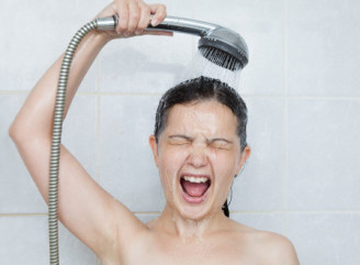 Купання у холодній воді: несподівані переваги для настрою, фігури та здоров’я