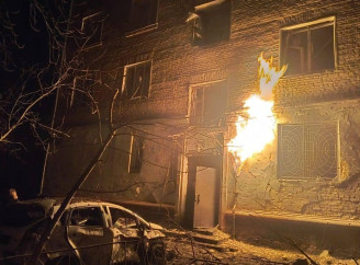 У Чернігові вибух "шахеда" пошкодив багатоповерхівку і спричинив пожежу газопроводу