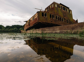 Привиди минулого: у Чорнобильському затоні зафіксували кладовище кораблів