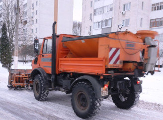 Снігопади у Славутичі^ комунальники посилили прибирання доріг і посипають протиожеледними матеріалами