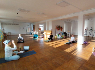 Йога, натхнення і благодійність: як у Славутичі проходять зустрічі жіночого клубу «Незламні»