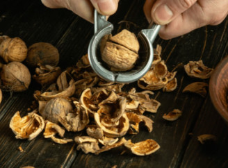 Чому варто класти шкаралупу волоських горіхів у квіткові горщики