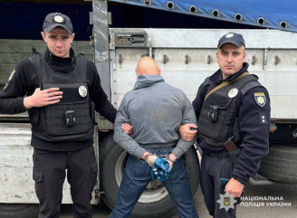 На Чернігівщині чоловік поранив знайомого та зберігав арсенал зброї — поліція затримала нападника