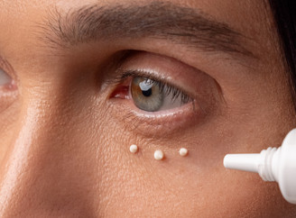 Найпоширеніші помилки з кремом під очі, які псують шкіру