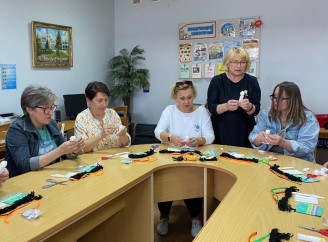 У Славутичі родини захисників створювали обереги на майстер-класі з ляльки-мотанки