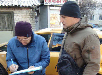 У Чернігові чоловіка оштрафували за незаконну рекламу купівлі волосся