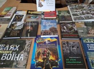 У Славутичі бібліотека підготувала книжкову виставку до Дня пам’яті захисників України
