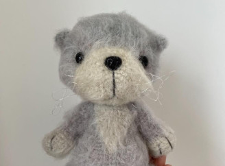 У Славутичі продають іграшки ручної роботи на допомогу котикам стаціонару