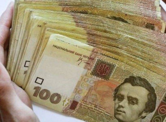 Зарплати чиновників у квітні зросли до 57,2 тисячі гривень — у 3 рази більше за середню по країні