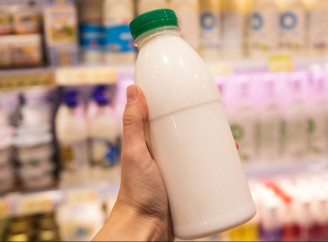 Молоко скисає швидше через одну звичку, де його не можна тримати в холодильнику
