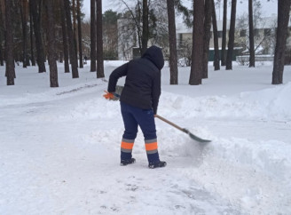 У Славутичі комунальники посипають доріжки пісково сольовою сумішшю та прибирають сніг
