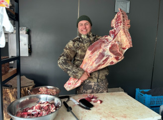 Квіти, гарбузи і свиняча нога: що продають і купують на ринку Славутича під час блекауту