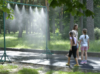 Охолодження по-славутицьки: як у спеку місто рятується від жари