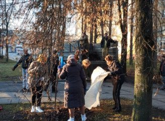 У Славутицькій бібліотеці провели велике осіннє прибирання разом із містянами