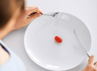 Чи можна лягати спати голодним — відповідь науковців