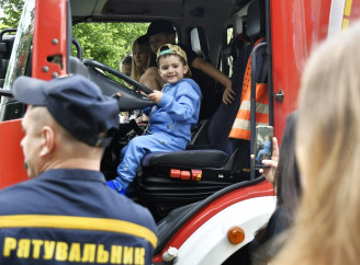 Дитяче свято у Славутичі: трансформери, собаки-герої та техніка майбутнього